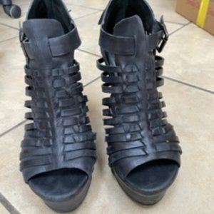 Not Too Coy Platform Sandals - size 9